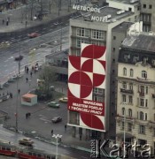 1.05.1979, Warszawa, Polska.
Obchody Święta Pracy. Budynek Hotelu Metropol przy ulicy Marszałkowskiej 99A z okolicznościowymi propagandowymi dekoracjami.
Fot. Edward Grochowicz zbiory Ośrodka KARTA