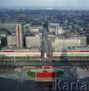 1.05.1979, Warszawa, Polska.
Obchody Święta Pracy. Budynki przy ulicy Marszałkowskiej  udekorowane okolicznościowymi propagandowymi transparentami i napisami.
Fot. Edward Grochowicz zbiory Ośrodka KARTA