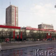 1.05.1979, Warszawa, Polska.
Obchody Święta Pracy. Budynki przy ulicy Marszałkowskiej  udekorowane okolicznościowymi propagandowymi transparentami i napisami.
Fot. Edward Grochowicz zbiory Ośrodka KARTA
