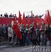 1.05.1979, Warszawa, Polska.
Obchody Święta Pracy. Uczestnicy pochodu. Na trybunie 2. od lewej premier Piotr Jaroszewicz, dalej I sekretarz KC PZPR Edward Gierek, I sekretarz Komitetu Warszawskiego PZPR Alojzy Karkoszka.
Fot. Edward Grochowicz zbiory Ośrodka KARTA