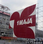 1.05.1979, Warszawa, Polska.
Obchody Święta Pracy. Okolicznościowy transparent propagandowy na pl. Konstytucji.
Fot. Edward Grochowicz zbiory Ośrodka KARTA