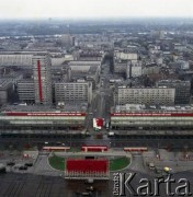 1.05.1979, Warszawa, Polska.
Obchody Święta Pracy. Budynki przy ulicy Marszałkowskiej  udekorowane okolicznościowymi propagandowymi transparentami i napisami.
Fot. Edward Grochowicz zbiory Ośrodka KARTA