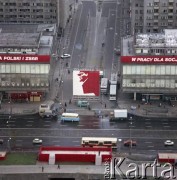 1.05.1979, Warszawa, Polska.
Obchody Święta Pracy. Budynki przy ulicy Marszałkowskiej  udekorowane okolicznościowymi propagandowymi transparentami i napisami.
Fot. Edward Grochowicz zbiory Ośrodka KARTA