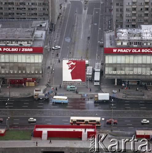 1.05.1979, Warszawa, Polska.
Obchody Święta Pracy. Budynki przy ulicy Marszałkowskiej  udekorowane okolicznościowymi propagandowymi transparentami i napisami.
Fot. Edward Grochowicz zbiory Ośrodka KARTA