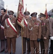 1.05.1979, Warszawa, Polska.
Obchody Święta Pracy. Żołnierze Ludowego Wojska Polskiego - przedstawiciele środowisk kombatanckich w pochodzie.
Fot. Edward Grochowicz zbiory Ośrodka KARTA