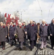 1.05.1979, Warszawa, Polska.
Obchody Święta Pracy. Przedstawiciele władz, od prawej: od prawej: premier Piotr Jaroszewicz, I sekretarz Komitetu Warszawskiego PZPR Alojzy Karkoszka, I sekretarz KC PZPR Edward Gierek, przewodniczący Rady Państwa Henryk Jabłoński i Władysław Kruczek (1. z lewej).
Fot. Edward Grochowicz zbiory Ośrodka KARTA