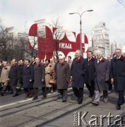 1.05.1979, Warszawa, Polska.
Obchody Święta Pracy. Przedstawiciele władz państwa, od prawej: premier Piotr Jaroszewicz, I sekretarz Komitetu Warszawskiego PZPR Alojzy Karkoszka, I sekretarz KC PZPR Edward Gierek, przewodniczący Rady Państwa Henryk Jabłoński, NN, Władysław Kruczek, zastępca przewodniczącego Rady Państwa Edward Babiuch.
Fot. Edward Grochowicz zbiory Ośrodka KARTA