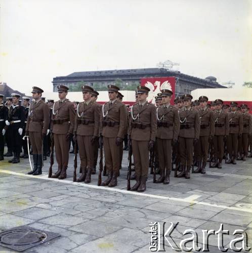 9.05.1979, Warszawa, Polska.
Obchody Dnia Zwycięstwa na pl. Zwycięstwa (ob. pl. Józefa Piłsudskiego).
Fot. Edward Grochowicz, zbiory Ośrodka KARTA