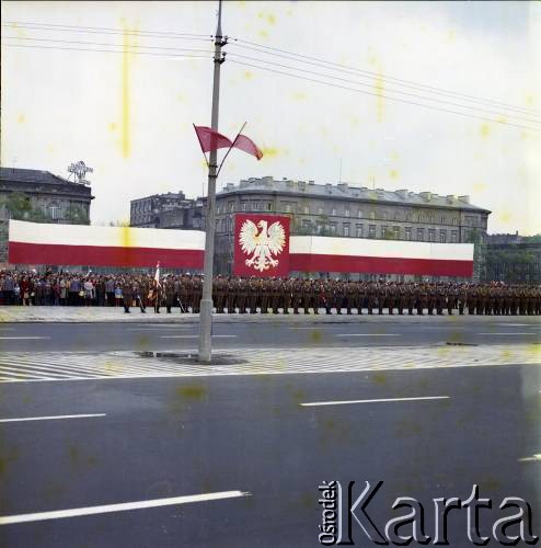 9.05.1979, Warszawa, Polska.
Obchody Dnia Zwycięstwa na pl. Zwycięstwa (ob. pl. Józefa Piłsudskiego).
Fot. Edward Grochowicz, zbiory Ośrodka KARTA