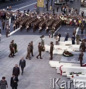 1.08.1979, Warszawa, Polska.
Odsłonięcie pomnika Powstańców Warszawy wg. projektu Andrzeja Domańskiego na pl. Powstańców Warszawy. Składanie wieńcy.
Fot. Edward Grochowicz, zbiory Ośrodka KARTA