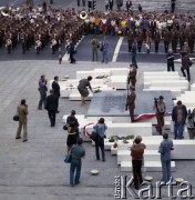 1.08.1979, Warszawa, Polska.
Odsłonięcie pomnika Powstańców Warszawy wg. projektu Andrzeja Domańskiego na pl. Powstańców Warszawy. Składanie kwiatów.
Fot. Edward Grochowicz, zbiory Ośrodka KARTA