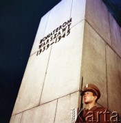 1.08.1979, Warszawa, Polska.
Uroczystości w 35. rocznicę wybuchu powstania warszawskiego pod pomnikiem Bohaterów Warszawy na pl. Teatralnym.
Fot. Edward Grochowicz, zbiory Ośrodka KARTA