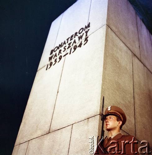 1.08.1979, Warszawa, Polska.
Uroczystości w 35. rocznicę wybuchu powstania warszawskiego pod pomnikiem Bohaterów Warszawy na pl. Teatralnym.
Fot. Edward Grochowicz, zbiory Ośrodka KARTA