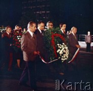 1.08.1979, Warszawa, Polska.
Uroczystości w 35. rocznicę wybuchu powstania warszawskiego pod pomnikiem Bohaterów Warszawy na pl. Teatralnym. Składanie wieńca.
Fot. Edward Grochowicz, zbiory Ośrodka KARTA
