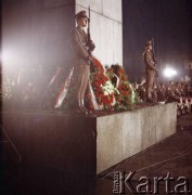 1.08.1979, Warszawa, Polska.
Uroczystości w 35. rocznicę wybuchu powstania warszawskiego pod pomnikiem Bohaterów Warszawy na pl. Teatralnym.
Fot. Edward Grochowicz, zbiory Ośrodka KARTA