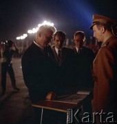 1.08.1979, Warszawa, Polska.
Uroczystości w 35. rocznicę wybuchu powstania warszawskiego pod pomnikiem Bohaterów Warszawy na pl. Teatralnym. I sekretarz Komitetu Warszawskiego PZPR Alojzy Karkoszka wpisuje się do księgi pamiątkowej.
Fot. Edward Grochowicz, zbiory Ośrodka KARTA