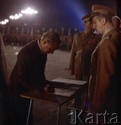 1.08.1979, Warszawa, Polska.
Uroczystości w 35. rocznicę wybuchu powstania warszawskiego pod pomnikiem Bohaterów Warszawy na pl. Teatralnym. Wpis do księgi pamiątkowej.
Fot. Edward Grochowicz, zbiory Ośrodka KARTA