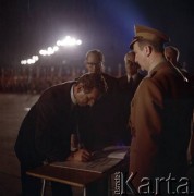1.08.1979, Warszawa, Polska.
Uroczystości w 35. rocznicę wybuchu powstania warszawskiego pod pomnikiem Bohaterów Warszawy na pl. Teatralnym. Prezydent Warszawy Jerzy Majewski wpisuje się do księgi pamiątkowej.
Fot. Edward Grochowicz, zbiory Ośrodka KARTA