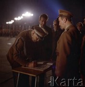 1.08.1979, Warszawa, Polska.
Uroczystości w 35. rocznicę wybuchu powstania warszawskiego pod pomnikiem Bohaterów Warszawy na pl. Teatralnym. Wpis do księgi pamiątkowej.
Fot. Edward Grochowicz, zbiory Ośrodka KARTA