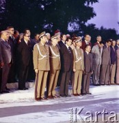 1.08.1979, Warszawa, Polska.
Uroczystości w 35. rocznicę wybuchu powstania warszawskiego pod pomnikiem Bohaterów Warszawy na pl. Teatralnym. Od prawej stoją: zastępca przewodniczącego Rady Państwa Edward Babiuch, generał Wojciech Jaruzelski, prezydent Warszawy Jerzy Majewski.
Fot. Edward Grochowicz, zbiory Ośrodka KARTA