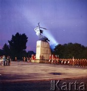 1.08.1979, Warszawa, Polska.
Uroczystości w 35. rocznicę wybuchu powstania warszawskiego pod pomnikiem Bohaterów Warszawy na pl. Teatralnym.
Fot. Edward Grochowicz, zbiory Ośrodka KARTA