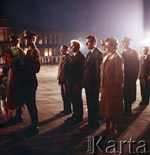 1.08.1979, Warszawa, Polska.
Uroczystości w 35. rocznicę wybuchu powstania warszawskiego pod pomnikiem Bohaterów Warszawy na pl. Teatralnym. 2. od prawej prezydent Warszawy Jerzy Majewski, obok I sekretarz Komitetu Warszawskiego PZPR Alojzy Karkoszka.
Fot. Edward Grochowicz, zbiory Ośrodka KARTA