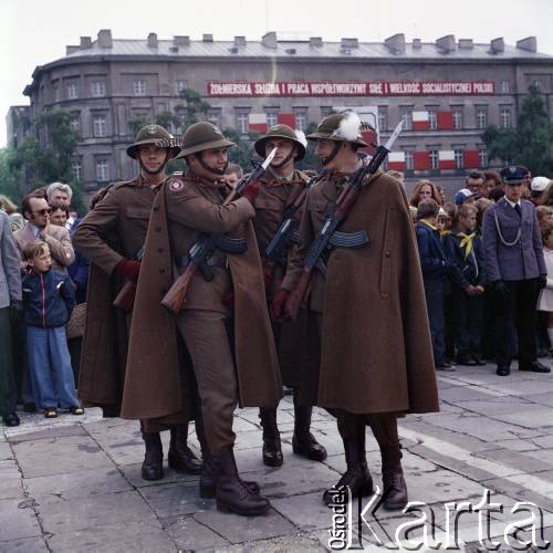 22.07.1979, Warszawa, Polska.
Obchody 35-lecia PRL. Uroczystości przy Grobie Nieznanego Żołnierza na placu Zwycięstwa (ob. plac marszałka Józefa Piłsudskiego).
Fot. Edward Grochowicz, zbiory Ośrodka KARTA