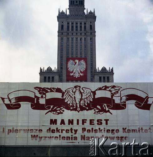 22.07.1979, Warszawa, Polska.
Obchody 35-lecia PRL. Plakat propagandowy w tle Pałac Kultury i Nauki.
Fot. Edward Grochowicz, zbiory Ośrodka KARTA