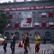 22.07.1979, Warszawa, Polska.
Obchody 35-lecia PRL. Okolicznościowe transparenty propagandowe na budynkach Warszawy.
Fot. Edward Grochowicz, zbiory Ośrodka KARTA