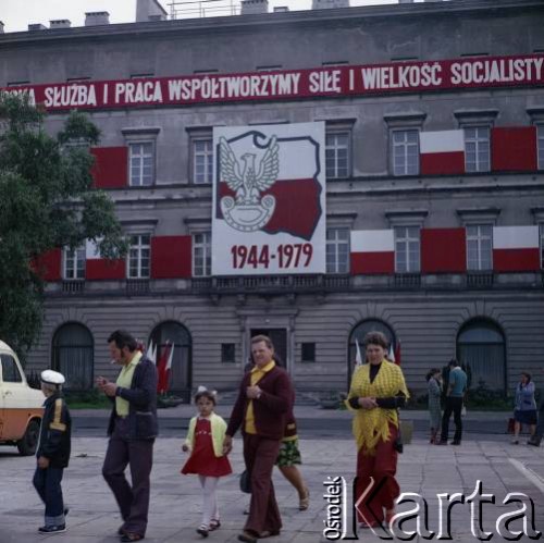 22.07.1979, Warszawa, Polska.
Obchody 35-lecia PRL. Okolicznościowe transparenty propagandowe na budynkach Warszawy.
Fot. Edward Grochowicz, zbiory Ośrodka KARTA