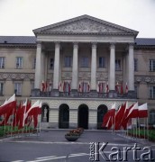 22.07.1979, Warszawa, Polska.
Obchody 35-lecia PRL. Flagi przed budynkiem Rady Narodowej m.st. Warszawy (ob. Urząd m.st. Warszawy).
Fot. Edward Grochowicz, zbiory Ośrodka KARTA