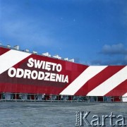 22.07.1979, Warszawa, Polska.
Obchody 35-lecia PRL. Okolicznościowe transparenty na placu Zwycięstwa (ob. plac marszałka Józefa Piłsudskiego).
Fot. Edward Grochowicz, zbiory Ośrodka KARTA