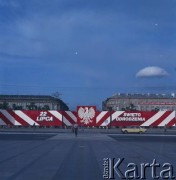 22.07.1979, Warszawa, Polska.
Obchody 35-lecia PRL. Okolicznościowe transparenty na placu Zwycięstwa (ob. plac marszałka Józefa Piłsudskiego).
Fot. Edward Grochowicz, zbiory Ośrodka KARTA