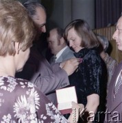 22.07.1978, Warszawa, Polska.
Uroczystość w siedzibie Urzędu Dzielnicy Warszawa-Śródmieście z okazji obchodów Święta Odrodzenia Polski. Emilia Chrobot przyjmuje Brązowy Krzyż Zasługi.
Fot. Edward Grochowicz, zbiory Ośrodka KARTA