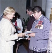 22.07.1978, Warszawa, Polska.
Uroczystość w siedzibie Urzędu Dzielnicy Warszawa-Śródmieście z okazji obchodów Święta Odrodzenia Polski. Oficer Milicji Obywatelskiej w stopniu pułkownika wręcza dyplom.
Fot. Edward Grochowicz, zbiory Ośrodka KARTA