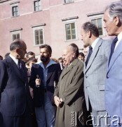 Ok. 1979, Warszawa, Polska.
Uroczystość na Zamku Królewskim. 1. z lewej  przewodniczący Obywatelskiego Komitetu Odbudowy Zamku Królewskiego w Warszawie Józef Kępa, pośrodku Stanisław Lorenz, dyrektor Muzeum Narodowego w Warszawie, szczególnie zaangażowany w sprawę odbudowy Zamku Królewskiego.
Fot. Edward Grochowicz, zbiory Ośrodka KARTA