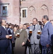 Ok. 1979, Warszawa, Polska.
Uroczystość na Zamku Królewskim. 1. z lewej  przewodniczący Obywatelskiego Komitetu Odbudowy Zamku Królewskiego w Warszawie Józef Kępa, obok Stanisław Lorenz, dyrektor Muzeum Narodowego w Warszawie, szczególnie zaangażowany w sprawę odbudowy Zamku Królewskiego.
Fot. Edward Grochowicz, zbiory Ośrodka KARTA