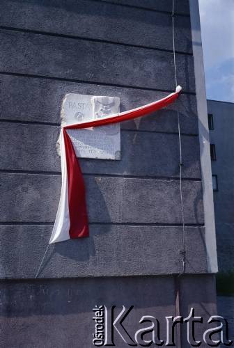 1979, Warszawa, Polska.
Odsłonięcie tablicy upamiętniającej zdobycie budynku PAST-y przy ul. Zielnej 39 podczas powstania warszawskiego.
Fot. Edward Grochowicz, zbiory Ośrodka KARTA