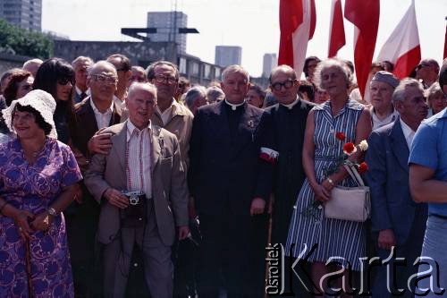 1979, Warszawa, Polska.
Odsłonięcie tablicy upamiętniającej zdobycie budynku PAST-y przy ul. Zielnej 39 podczas powstania warszawskiego.
Fot. Edward Grochowicz, zbiory Ośrodka KARTA