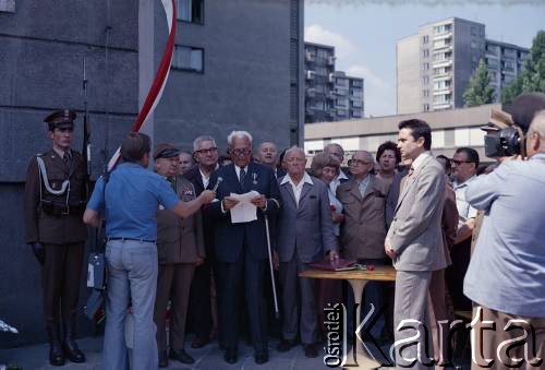 1979, Warszawa, Polska.
Odsłonięcie tablicy upamiętniającej zdobycie budynku PAST-y przy ul. Zielnej 39 podczas powstania warszawskiego.
Fot. Edward Grochowicz, zbiory Ośrodka KARTA