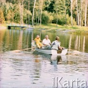 Sierpień 1974, Konewka k. Spały, Polska.
I sekretarz KC PZPR Edward Gierek z rodziną na łódce. Na zdjęciu z żoną Stanisławą i wnukami.
Fot. Edward Grochowicz, zbiory Ośrodka KARTA