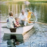 Sierpień 1974, Konewka k. Spały, Polska.
I sekretarz KC PZPR Edward Gierek z rodziną. Na zdjęciu z żoną Stanisławą i wnukami.
Fot. Edward Grochowicz, zbiory Ośrodka KARTA