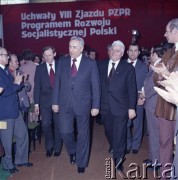 1980, Warszawa, Polska.
Posiedzenie Frontu Jedności Narodu w hali sportowej Akademii Wychowania Fizycznego w Warszawie. Pośrodku I sekretarz KC PZPR Edward Gierek, I sekretarz Komitetu Warszawskiego PZPR Alojzy Karkoszka.
Fot. Edward Grochowicz, zbiory Ośrodka KARTA