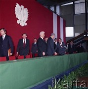 1980, Warszawa, Polska.
Posiedzenie Frontu Jedności Narodu w hali sportowej Akademii Wychowania Fizycznego w Warszawie. Od lewej w 1. rzędzie: I sekretarz Komitetu Warszawskiego PZPR Alojzy Karkoszka, I sekretarz KC PZPR Edward Gierek. 
Fot. Edward Grochowicz, zbiory Ośrodka KARTA