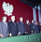 1980, Warszawa, Polska.
Posiedzenie Frontu Jedności Narodu w hali sportowej Akademii Wychowania Fizycznego w Warszawie. 2. od lewej I sekretarz Komitetu Warszawskiego PZPR Alojzy Karkoszka, dalej I sekretarz KC PZPR Edward Gierek, NN, prezydent Warszawy Jerzy Majewski.
Fot. Edward Grochowicz, zbiory Ośrodka KARTA