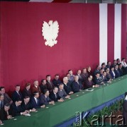 1980, Warszawa, Polska.
Posiedzenie Frontu Jedności Narodu w hali sportowej Akademii Wychowania Fizycznego w Warszawie. W 1. rzędzie, 1. od lewej I sekretarz Komitetu Dzielnicowego PZPR - Warszawa Śródmieście Jerzy Bolesławski, 7. od lewej premier Piotr Jaroszewicz, dalej I sekretarz Komitetu Warszawskiego PZPR Alojzy Karkoszka, I sekretarz KC PZPR Edward Gierek, NN, prezydent Warszawy Jerzy Majewski.
Fot. Edward Grochowicz, zbiory Ośrodka KARTA