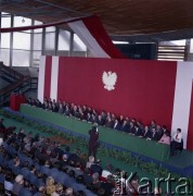 1980, Warszawa, Polska.
Posiedzenie Frontu Jedności Narodu w hali sportowej Akademii Wychowania Fizycznego w Warszawie. W 1. rzędzie, 11. od prawej prezydent Warszawy Jerzy Majewski, 13. od prawej I sekretarz KC PZPR Edward Gierek, dalej I sekretarz Komitetu Warszawskiego PZPR Alojzy Karkoszka.
Fot. Edward Grochowicz, zbiory Ośrodka KARTA