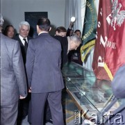 1980, Warszawa, Polska.
Wizyta I sekretarza KC PZPR Edwarda Gierka (nad gablotą) w Akademii Wychowania Fizycznego, prawdopodobnie przed posiedzeniem Frontu Jedności Narodu. 1. od lewej I sekretarz Komitetu Warszawskiego PZPR Alojzy Karkoszka.
Fot. Edward Grochowicz, zbiory Ośrodka KARTA