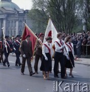 9.05.1980, Warszawa, Polska.
Obchody Dnia Zwycięstwa. W pochodzie uczestniczy delegacja ze Związku Socjalistycznej Młodzieży Polskiej, niosąc sztandar. Na dalszym planie widoczna Zachęta - Narodowa Galeria Sztuki.
Fot. Edward Grochowicz, zbiory Ośrodka KARTA