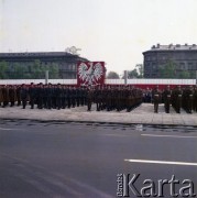 9.05.1980, Warszawa, Polska.
Dzień Zwycięstwa. W obchodach 35. rocznicy zakończenia II wojny światowej na Placu Zwycięstwa (obecnie Plac Józefa Piłsudskiego) biorą udział żołnierze ludowego Wojska Polskiego.
Fot. Edward Grochowicz, zbiory Ośrodka KARTA